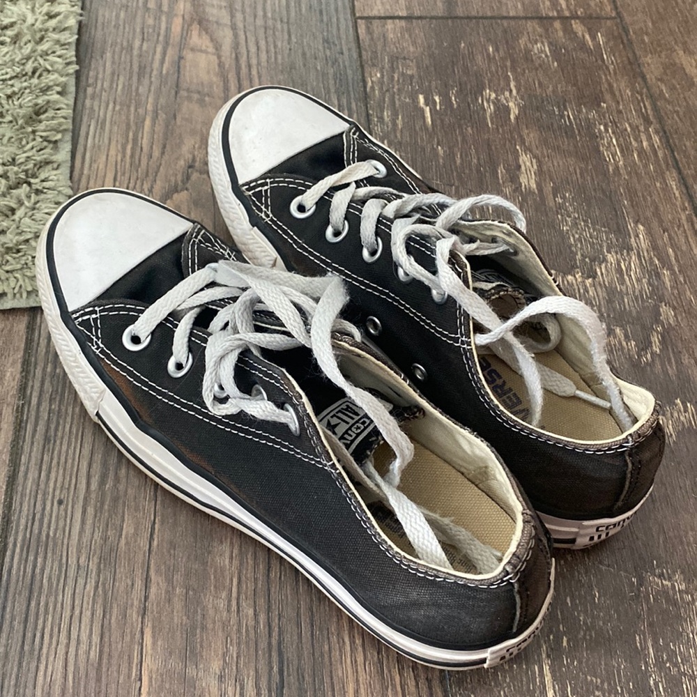 black low-top converse